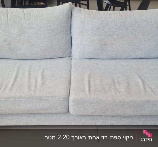 ספה אפורה עם כריות במשרד או בית